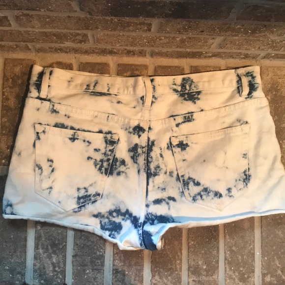 Acid-washed studded shorts - Picture 3 of 3